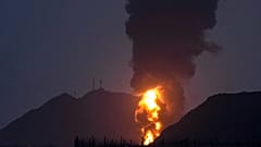 İran'a ait olduğu düşünülen ve ele geçirilen bir İHA'nın enkazının Birleşik Arap Emirlikleri'ndeki Fujairah petrol tesisine isabet etmesi sonucu büyük bir yangın çıktı.