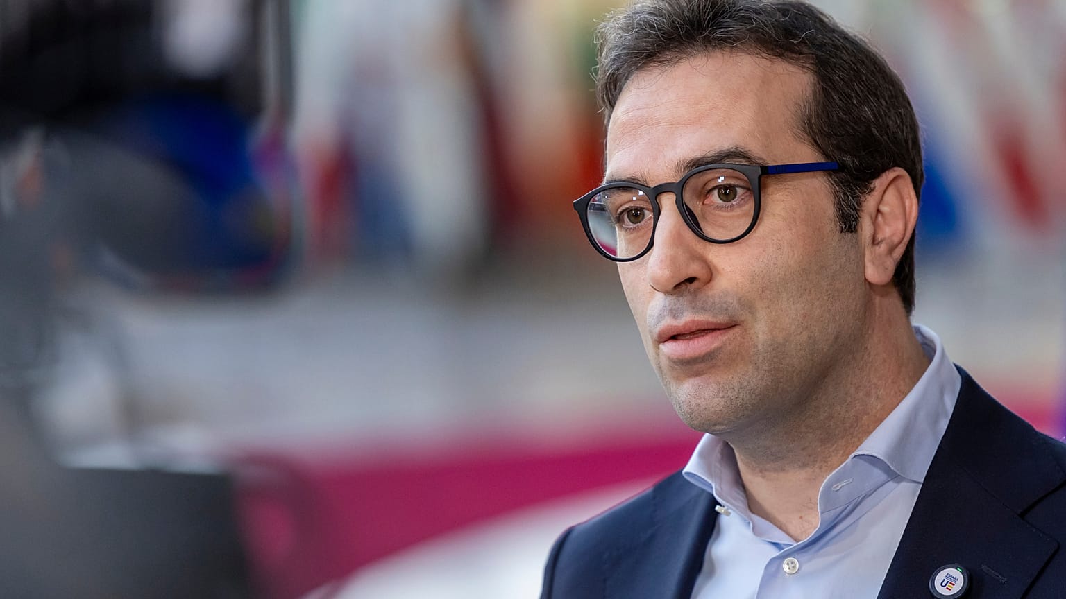 El ministro de Economía de España, Carlos Cuerpo, habla con los medios en el edificio del Consejo Europeo en Bruselas, el lunes 9 de marzo de 2026.