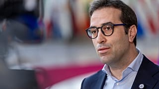 El ministro de Economía de España, Carlos Cuerpo, habla con los medios en el edificio del Consejo Europeo en Bruselas, el lunes 9 de marzo de 2026.