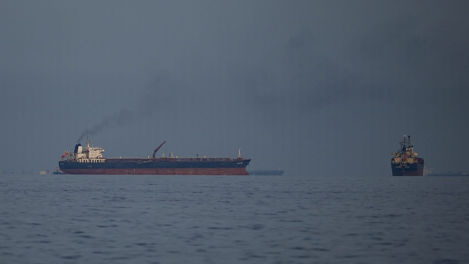 کشتی تجاری و تانکری در تنگه هرمز