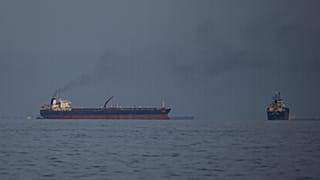 کشتی تجاری و تانکری در تنگه هرمز