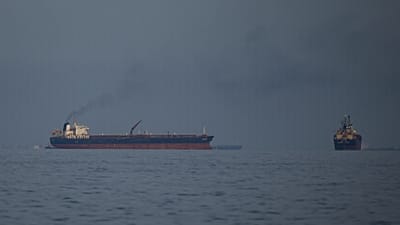 کشتی تجاری و تانکری در تنگه هرمز