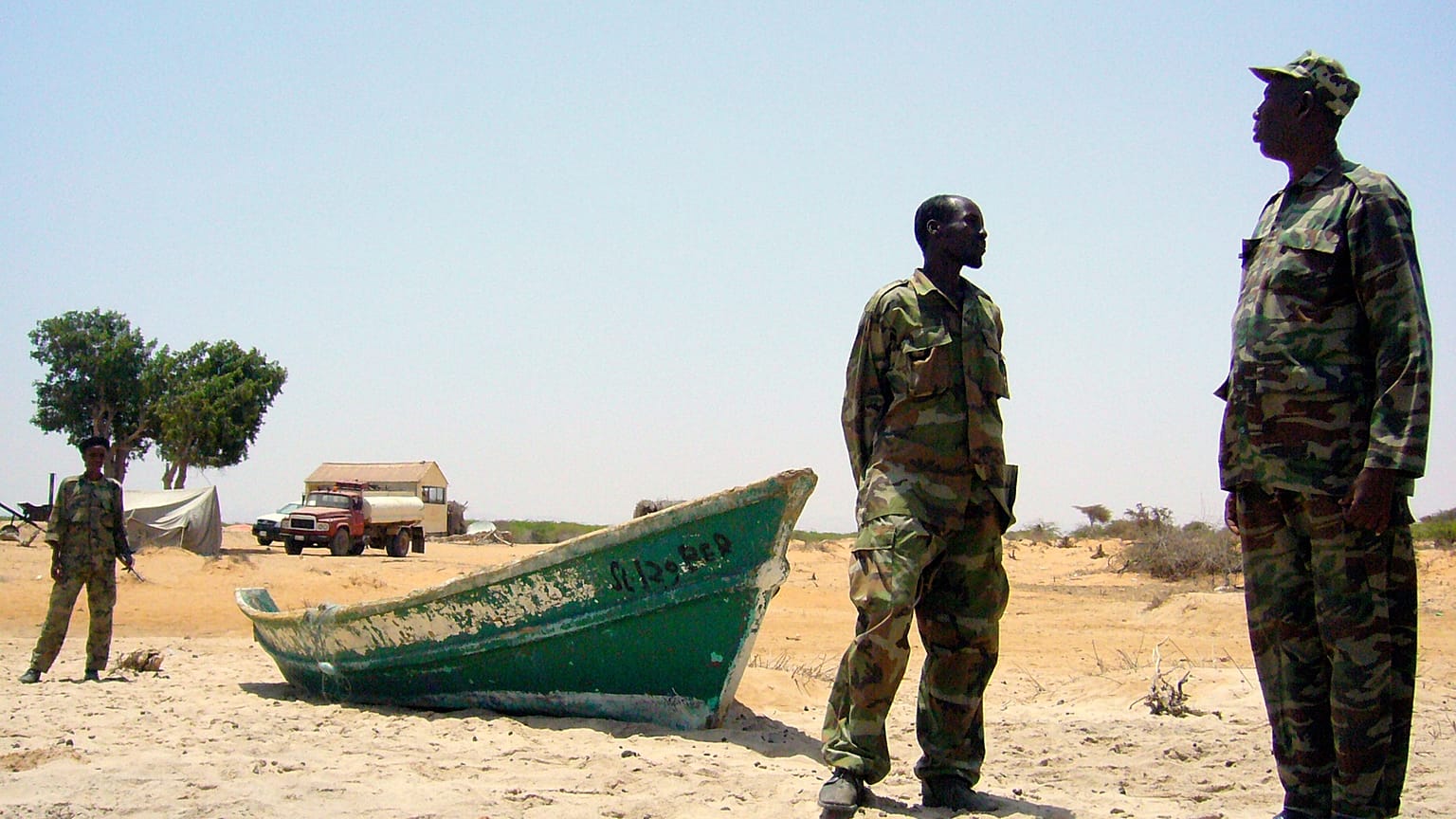 في هذه الصورة الملتقطة يوم الاثنين 28 مارس 2011، يظهر خفر سواحل أرض الصومال في ميلاكسار. (صورة من وكالة أسوشيتد برس/كاثرين هوريلد)