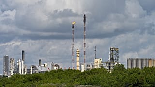 Vista de la refinería de petróleo de Fos-Lavera, cerca de Marsella, en el sur de Francia, el miércoles 11 de marzo de 2026.
