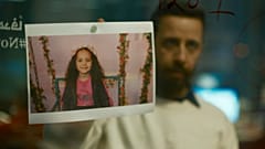 هذه الصورة التي نشرتها CineCANÍBAL تظهر الممثل معتز مليس في مشهد من فيلم "صوت هند رجب"