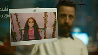 هذه الصورة التي نشرتها CineCANÍBAL تظهر الممثل معتز مليس في مشهد من فيلم "صوت هند رجب"