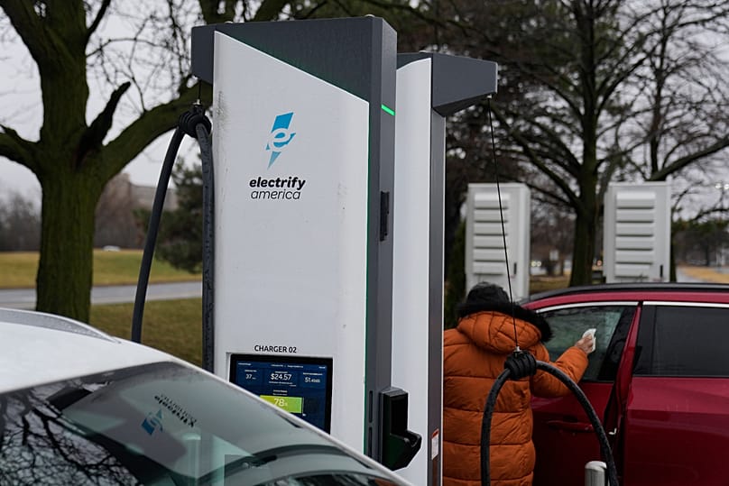 Veículos elétricos carregam numa estação na quarta-feira, 11 de março de 2026, em Lincolnwood, Illinois 