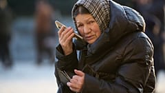 Kobieta rozmawia przez telefon komórkowy na Placu Czerwonym w Moskwie, 11 marca 2026 r.