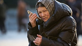 Женщина разговаривает по мобильному телефону на Красной площади в Москве, 11 марта 2026 года.