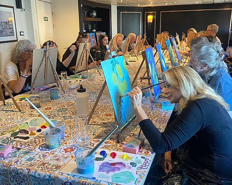 A Windstar Cruises speciális, művészet-tematikus hajóutakat kínál, ahol a vendégek élő installációkat figyelhetnek meg, és festő workshopokhoz csatlakozhatnak.