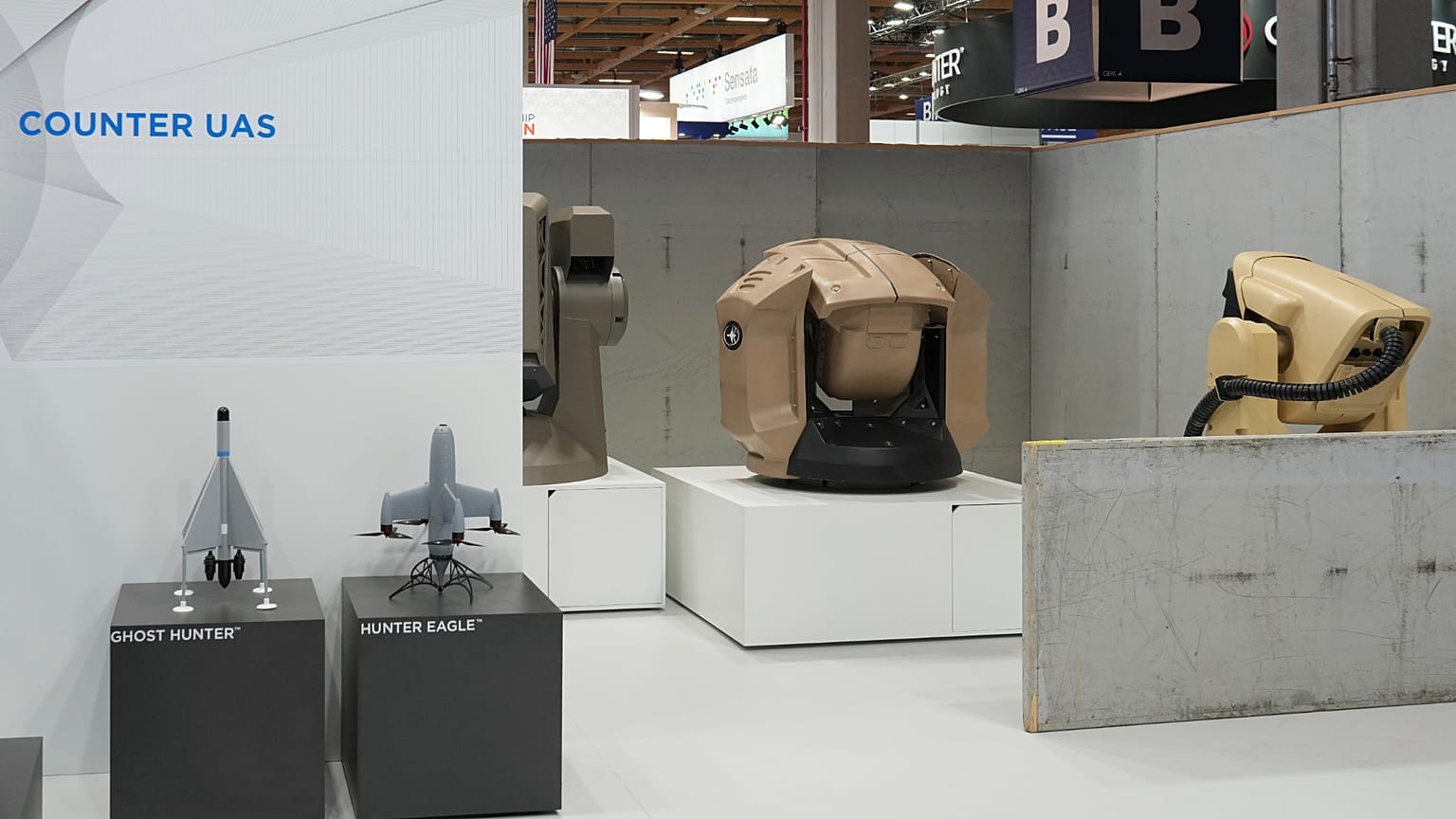 يظهر نظام سلاح الليزر ذو الشعاع الحديدي، على اليمين، في جناح شركة رافائيل بالجناح الإسرائيلي في معرض باريس الجوي يوم الثلاثاء 17 يونيو/حزيران 2025 في لو بورجيه، شمال باريس. (ص