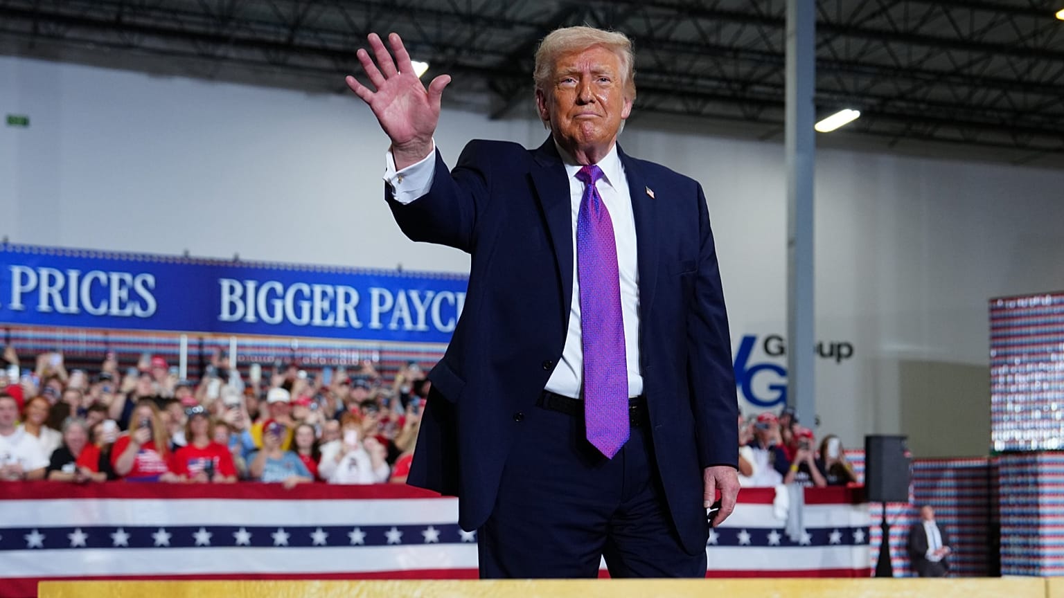 Präsident Donald Trump winkt nach seiner Rede bei Verst Logistics am 11. März 2026 in Hebron, Kentucky