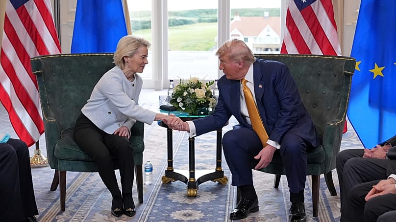 Präsident Trump schüttelt der Präsidentin der Europäischen Kommission von der Leyen die Hand, 27. Juli 2025, Trump Turnberry Golfplatz