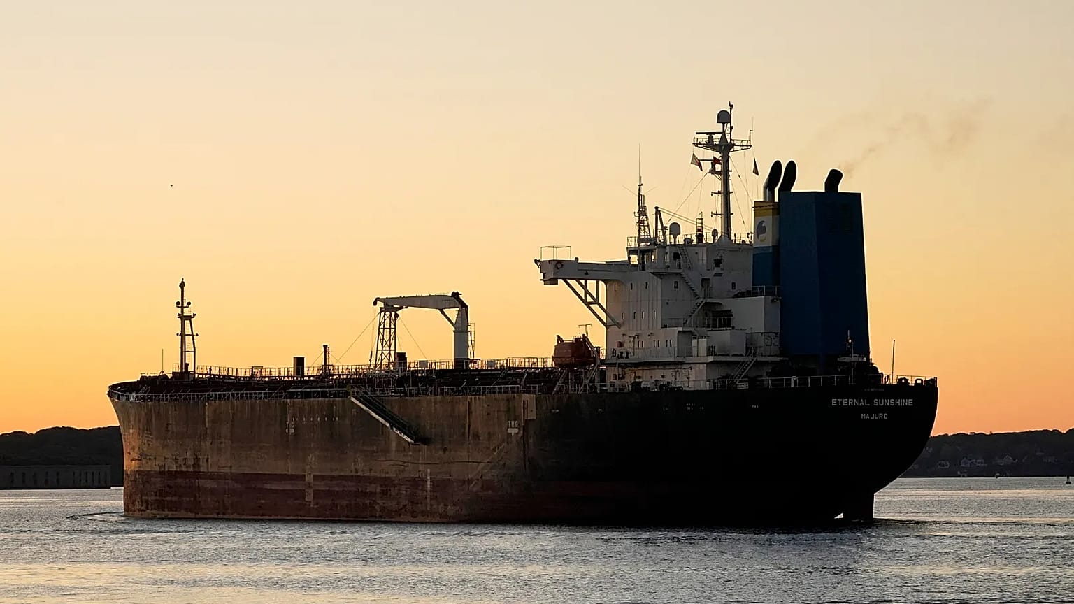 Tankowiec Eternal Sunshine wypływa z Portland Harbor 10 czerwca 2022 r. w Portland w stanie Maine.