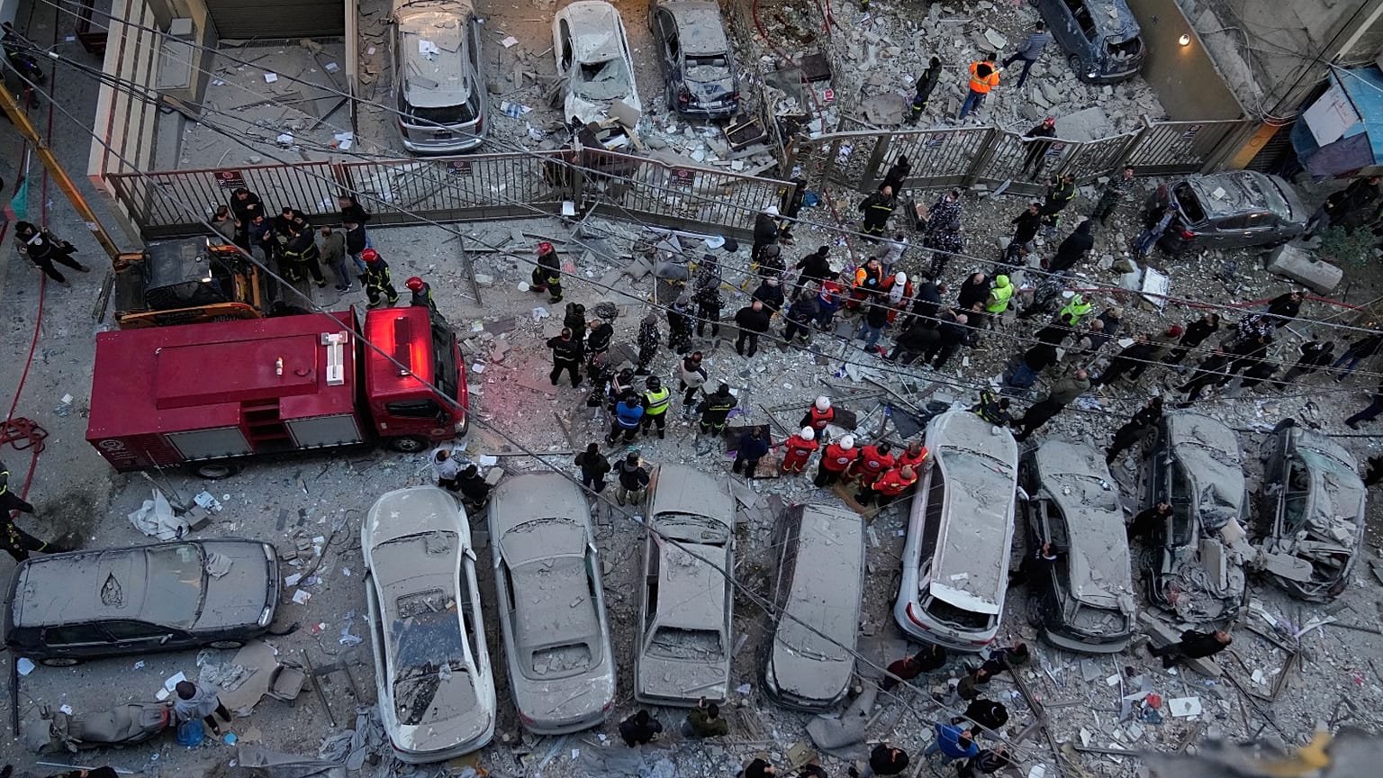 عمال الإنقاذ يتجمعون في الموقع الذي أصابت فيه الغارات الجوية الإسرائيلية شققًا في بيروت، لبنان، الأربعاء 11 مارس 2026.