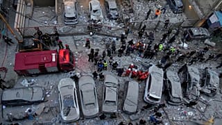 عمال الإنقاذ يتجمعون في الموقع الذي أصابت فيه الغارات الجوية الإسرائيلية شققًا في بيروت، لبنان، الأربعاء 11 مارس 2026.