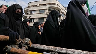 المشيعون يحضرون موكب جنازة كبار المسؤولين العسكريين الإيرانيين وبعض المدنيين الذين قُتلوا خلال الحملة الأمريكية الإسرائيلية، في طهران، إيران