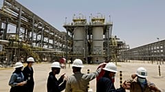 صورة أرشيفية - مهندسون وصحفيون من شركة أرامكو السعودية يتفقدون محطة استخلاص سوائل الغاز الطبيعي في الحوية، بالمنطقة الشرقية من المملكة العربية السعودية، في 28 يونيو 2021. (صور