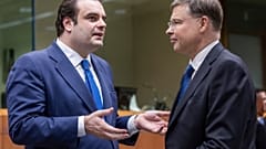 A destra i commissario Ue Dombrovskis