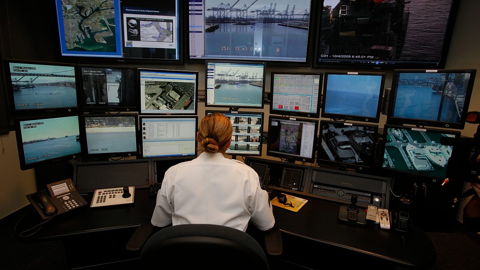 يانزي ميجيا يراقب كاميرات المراقبة بمركز تدريب أمن ميناء لوس أنجلوس الجديد. التدريب يشمل التفتيش البحري والملاحة. 