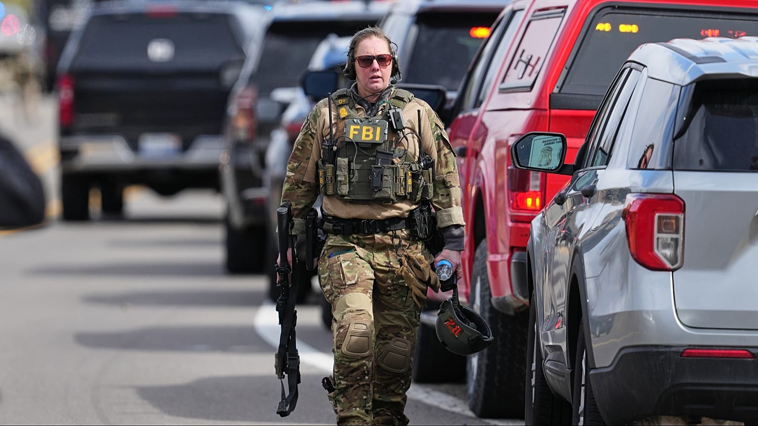 Агент ФБР у синагоги Temple Isreal, Уэст-Блумфилд, Мичиган, США, 12 марта 2026