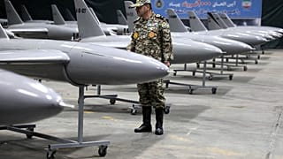 طائرات بدون طيار محلية الصنع في حفل تسليم الطائرات بدون طيار للجيش في مكان غير معلوم في إيران