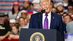 ألقى الرئيس دونالد ترامب كلمة في شركة فيرست لوجستيكس يوم الأربعاء 11 مارس 2026 في هيبرون، كنتاكي. (صورة من وكالة أسوشيتد برس/جون تشيري)