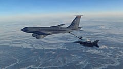 Caça F-16 do Comando de Defesa Aérea e Espacial da América do Norte a ser reabastecido por um KC-135. dia 19 de fevereiro de 2026.