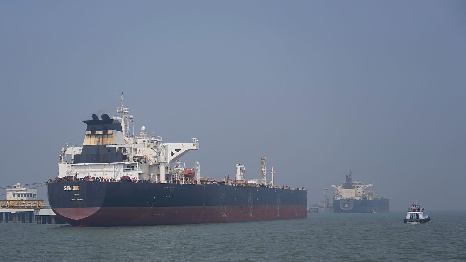 La Shenlong Suezmax, battente bandiera liberiana e carica di greggio proveniente dall'Arabia Saudita, ha attraversato lo Stretto di Hormuz ed è arrivata in India giovedì