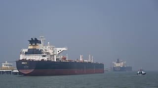 La Shenlong Suezmax, battente bandiera liberiana e carica di greggio proveniente dall'Arabia Saudita, ha attraversato lo Stretto di Hormuz ed è arrivata in India giovedì