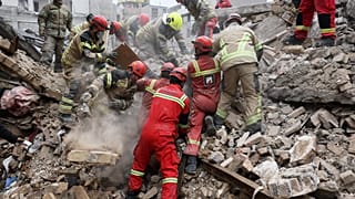 Operatori di soccorso a Teheran