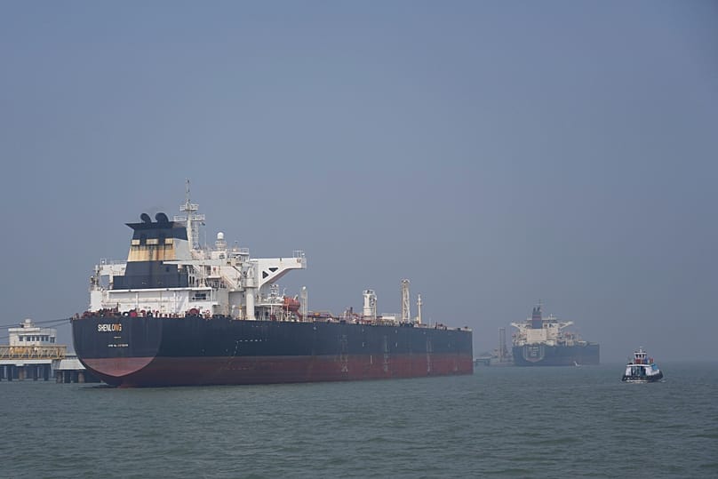 El petrolero Shenlong Suezmax, con bandera de Liberia, que transportaba petróleo crudo procedente de Arabia Saudita y que llegó tras cruzar el estrecho de Ormuz