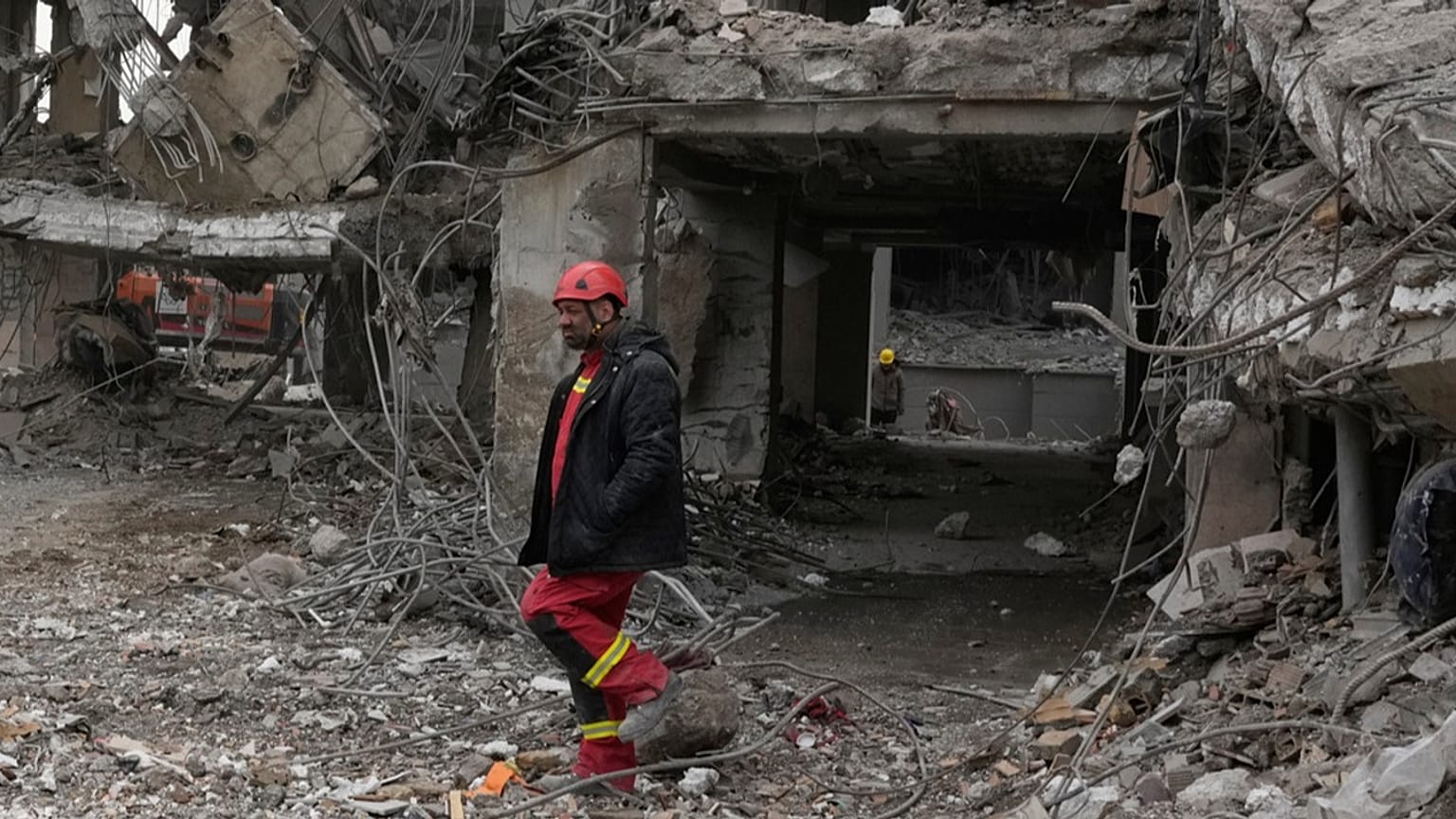 Ein Rettungsarbeiter durchsucht die Trümmer eines Wohnhauses in Teheran, Iran, Donnerstag, 12. März 2026, nachdem es am Sonntag während der US-israelischen Luftangriffe beschädigt wurde