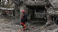 Ein Rettungsarbeiter durchsucht die Trümmer eines Wohnhauses in Teheran, Iran, Donnerstag, 12. März 2026, nachdem es am Sonntag während der US-israelischen Luftangriffe beschädigt wurde