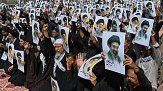 المسلمون الشيعة يحملون ملصقات تصور القادة الأعلى الإيرانيين آية الله مجتبى خامنئي ووالده الراحل آية الله علي خامنئي لإظهار دعمهم خلال موكب في كراتشي