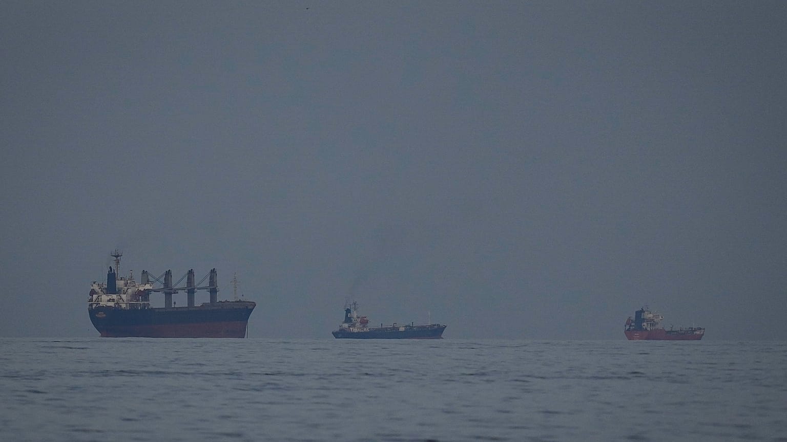 Birleşik Arap Emirlikleri'nin Hor Fakkan kentinden çekilen bu fotoğrafta, 11 Mart 2026 Çarşamba günü Hürmüz Boğazı'nda sıralanmış petrol tankerleri ve gemiler görülüyor.