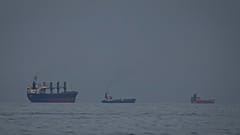 Birleşik Arap Emirlikleri'nin Hor Fakkan kentinden çekilen bu fotoğrafta, Hürmüz Boğazı'nda sıralanmış petrol tankerleri ve gemiler görülüyor, 11 Mart 2026.