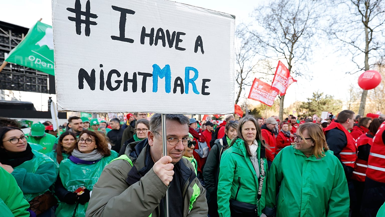 Un manifestante tiene in mano un cartello durante lo sciopero generale a Bruxelles, giovedì 12 marzo 2026. (