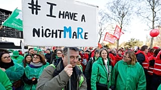 Un manifestante sostiene una pancarta durante una protesta en el marco de la huelga general en Bruselas, el jueves 12 de marzo de 2026. (