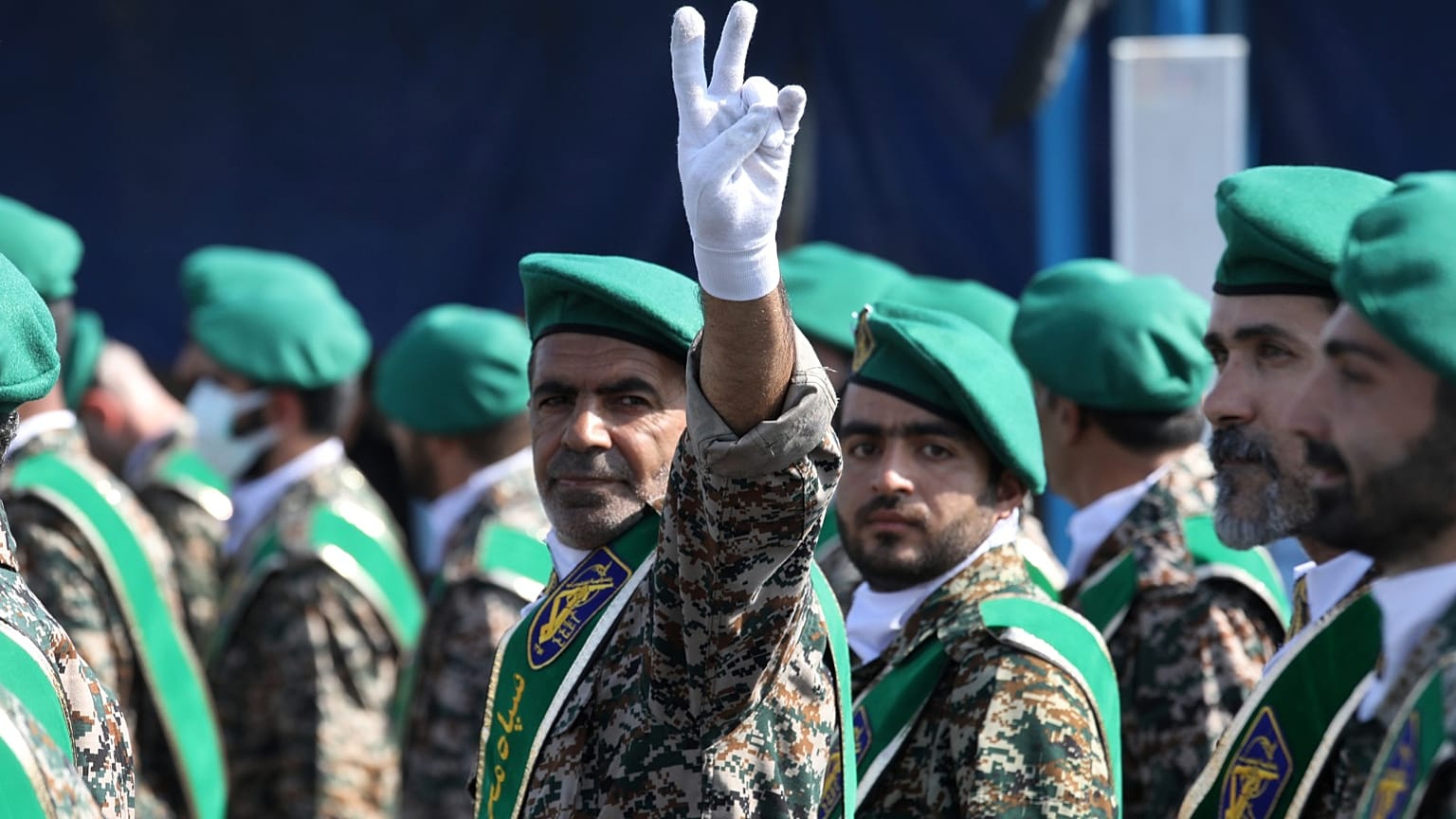  أحد أفراد قوة الباسيج شبه العسكرية الإيرانية يلوح بعلامة النصر خلال عرض عسكري خارج طهران، إيران، في 22 سبتمبر 2022.