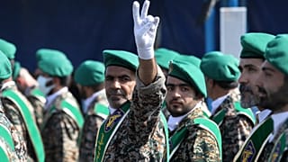  أحد أفراد قوة الباسيج شبه العسكرية الإيرانية يلوح بعلامة النصر خلال عرض عسكري خارج طهران، إيران، في 22 سبتمبر 2022.