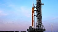 Il razzo lunare SLS (Space Launch System) Artemis II della NASA, con la capsula Orion, torna lentamente verso il Vehicle Assembly Building al Kennedy Space Center.