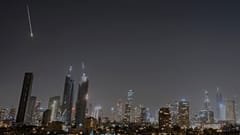 صواريخ أطلقت من إيران تظهر في سماء وسط إسرائيل، الخميس 12 مارس 2026. (صورة AP/أوهاد زويجنبرج)