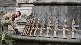 Belga katona egy katonai parádé előtt