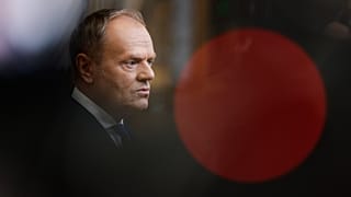 Zdj. arch.: Premier Polski Donald Tusk rozmawia z dziennikarzami po przybyciu na szczyt UE w Brukseli, w czwartek, 22 stycznia 2026 r. (AP Photo/Geert Vanden Wijngaert)