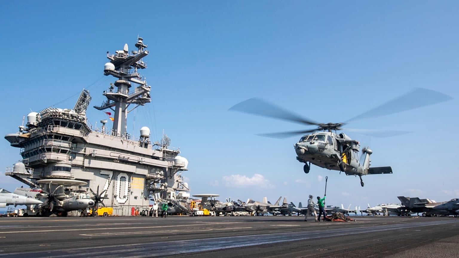  مروحية من طراز MH-60S Sea Hawk تحوم فوق حاملة الطائرات يو إس إس كارل فينسون أثناء عملها في الشرق الأوسط في 12 أبريل 2025.