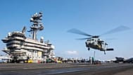  مروحية من طراز MH-60S Sea Hawk تحوم فوق حاملة الطائرات يو إس إس كارل فينسون أثناء عملها في الشرق الأوسط في 12 أبريل 2025.