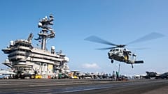  مروحية من طراز MH-60S Sea Hawk تحوم فوق حاملة الطائرات يو إس إس كارل فينسون أثناء عملها في الشرق الأوسط في 12 أبريل 2025.