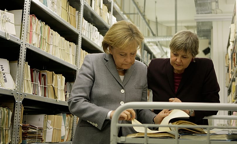 Die damalige Bundeskanzlerin Angela Merkel (CDU) im Archiv der Behörde für die Stasi-Unterlagen in Berlin, 15. Januar 2009