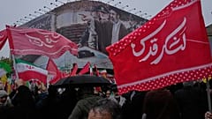 تظهر لوحة إعلانية رسمًا بيانيًا يصور المرشد الأعلى الإيراني مجتبى خامنئي مع القادة العسكريين أثناء حضور الناس المظاهرة السنوية المناهضة لإسرائيل في يوم القدس 13 مارس 2026